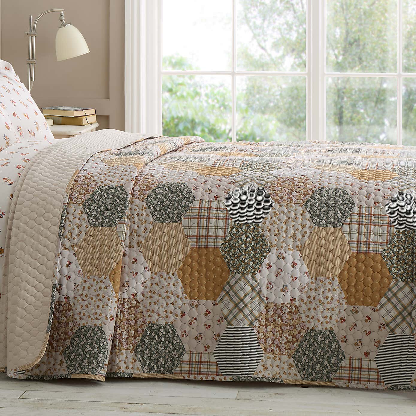 Catherine Lansfield Floral Patchwork Quilt