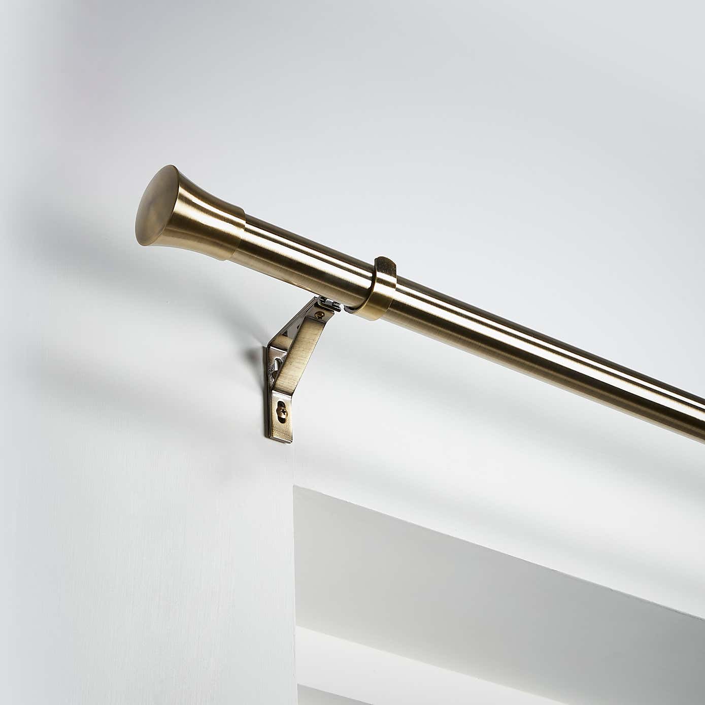 Trumpet 25-28mm Metal Extendable Chrome Eyelet Curtain Pole