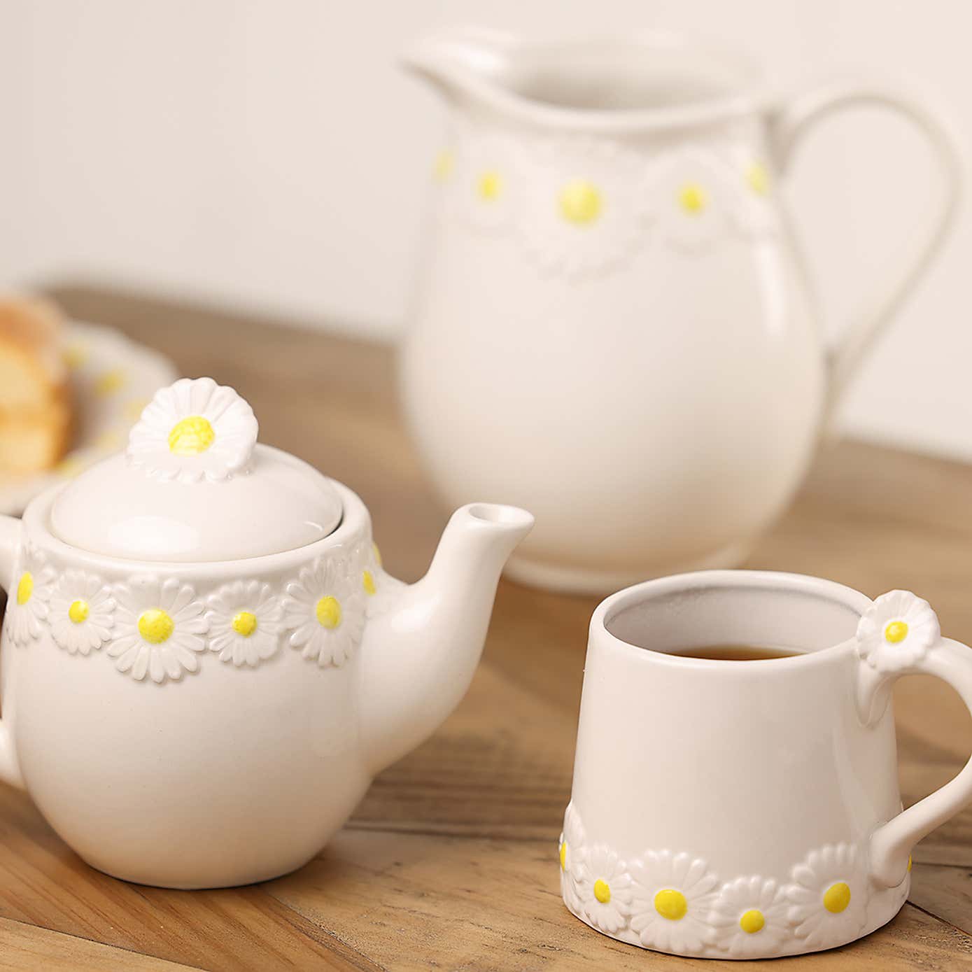 The Cottage Garden Daisy Teapot