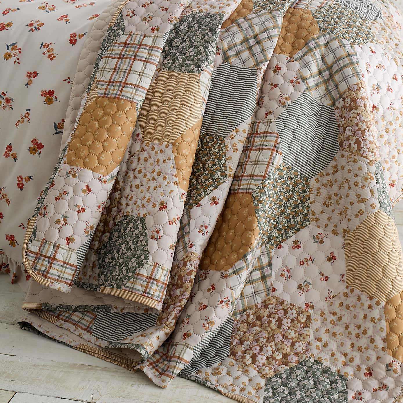 Catherine Lansfield Floral Patchwork Quilt