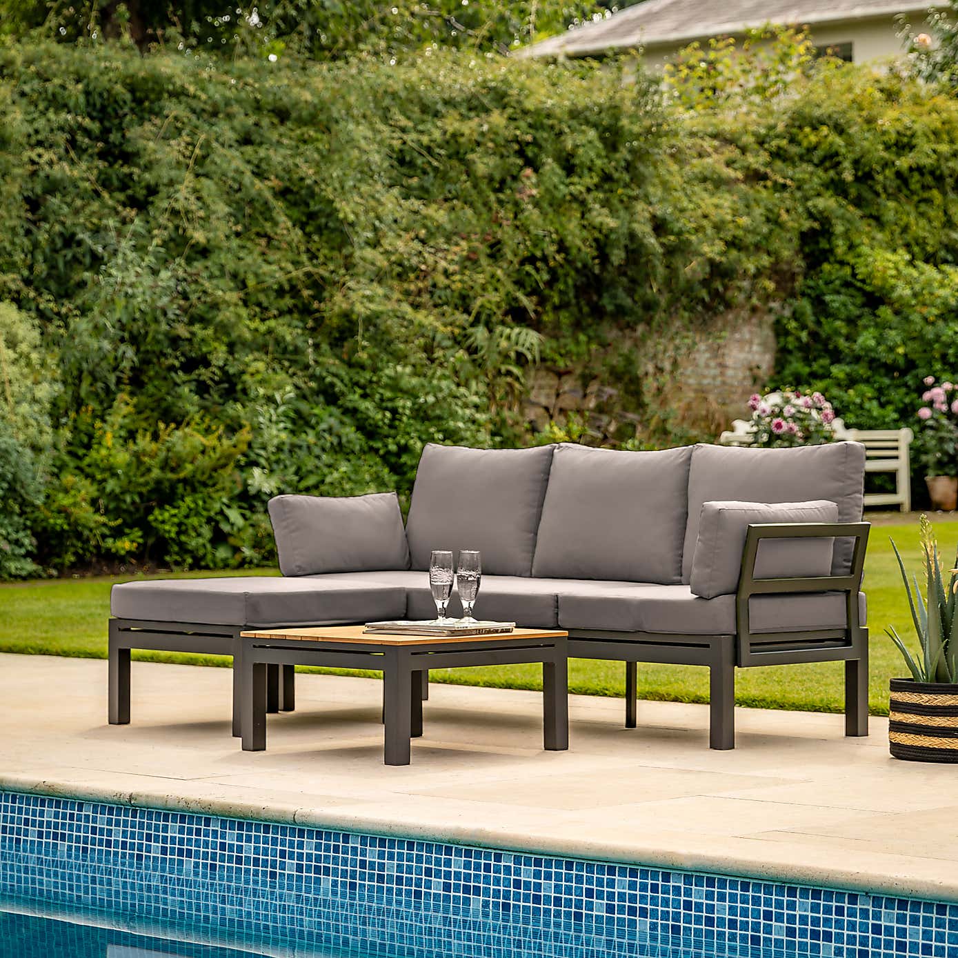 Knowlton Lounge Set
