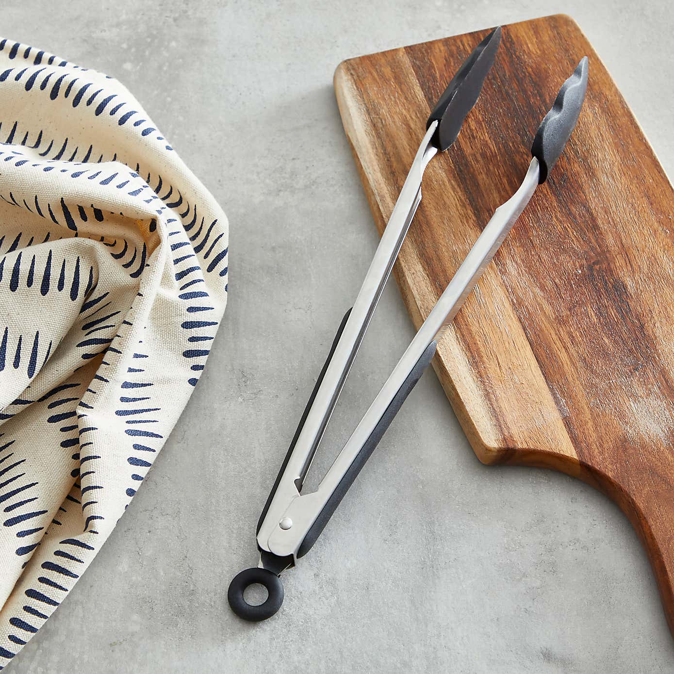 Professional Tongs with Locking Mechanism
