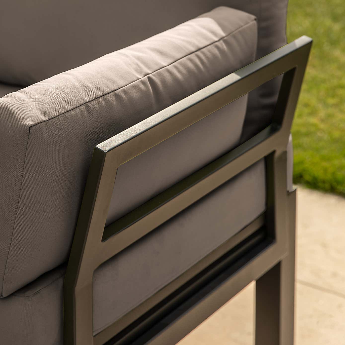 Knowlton Lounge Set