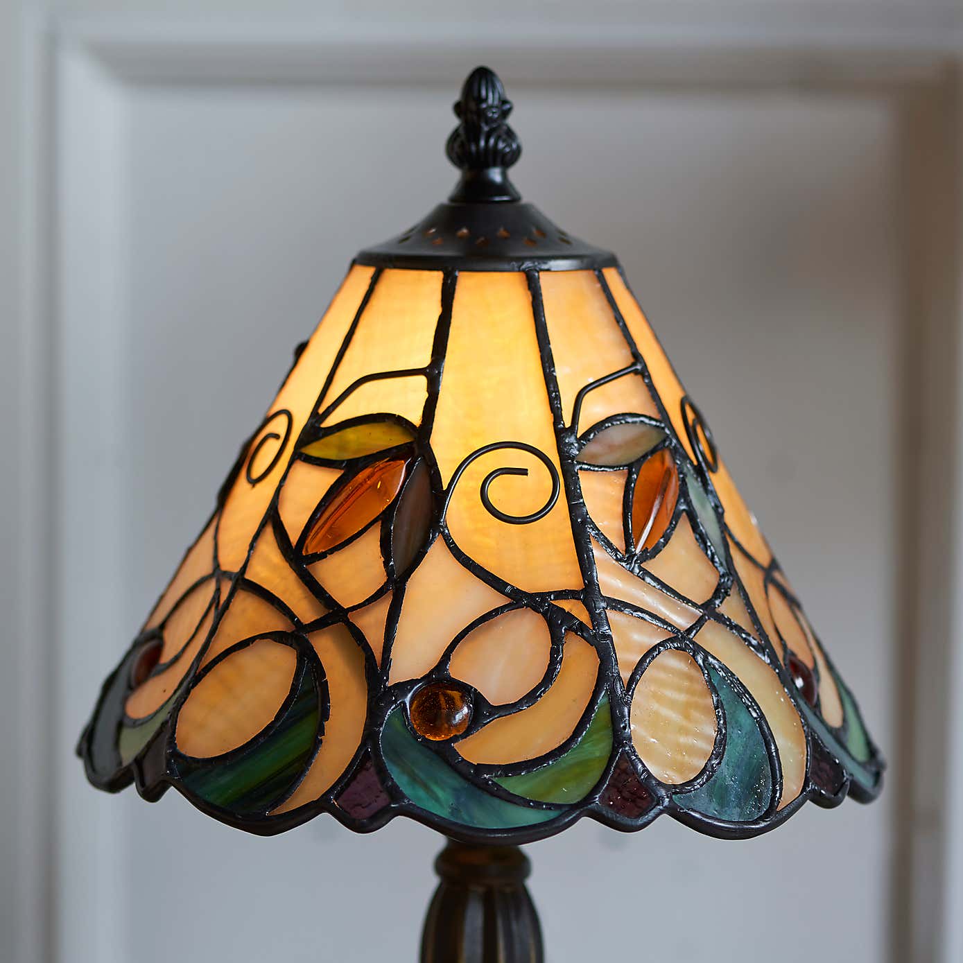 Vogue Lighting Calla Traditional Table Lamp